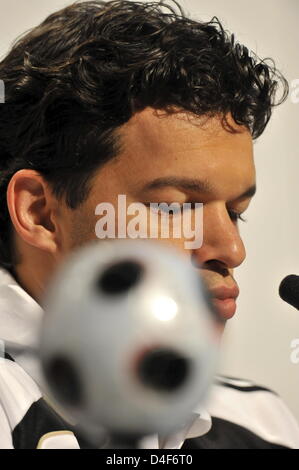 Deutschlands Kapitän Michael Ballack spricht mit den Medien im Rahmen einer Pressekonferenz des deutschen Fußball-Nationalmannschaft in Tenero in der Nähe von Locarno, Schweiz, 15. Juni 2008. Foto: Peter Kneffel Dpa +++(c) Dpa - Bildfunk +++ Stockfoto