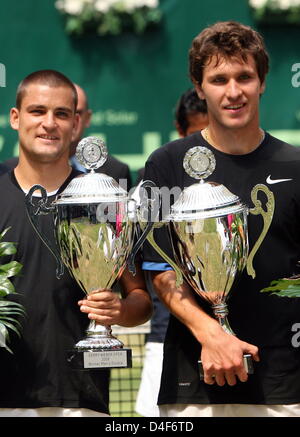 Tennis-Spieler Mikhail Youzhny aus Russland (L) und Mischa Zverev aus Hamburg sind mit ihren Gewinner Tassen auf das ATP-Turnier in Halle, Deutschland, 15. Juni 2008 abgebildet. Youzhny und Zverev gewann das Doppel Finale gegen Tschechische Lukas Dlouhy und Leander Paes indischen in drei Sätzen. Foto: Franz-Peter Tschauner Stockfoto