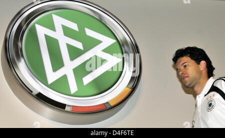 Deutschlands Kapitän Michael Ballack während einer Pressekonferenz des deutschen Fußball-Nationalmannschaft in Tenero in der Nähe von Locarno, Schweiz, 15. Juni 2008. Foto: Peter Kneffel Dpa +++ ### #dpa### +++ Stockfoto