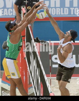 Brasilianische Ricardo Alex Costa Santos (L) und Todd Rogers aus USA kämpfen um den Ball an die Männer-Finale des Turniers Beachvolleyball World Tour in Berlin, Deutschland, 15. Juni 2008. Brasilien gewann mit 2: 1 gegen die USA. 128 internationale Spieler nehmen an das Turnier Teil. Foto: Peer Grimm Stockfoto