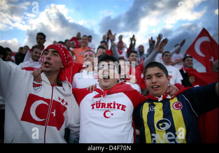 Türkische Fans sind vor einer Videoleinwand vor der letzten Fußball-Europameisterschaft vorläufige Vorrundenspiel der Gruppe A Türkei Vs Tschechien auf dem Fan-Fest in Hamburg, Deutschland, 15. Juni 2008 abgebildet. Foto: Kay Nietfeld Stockfoto