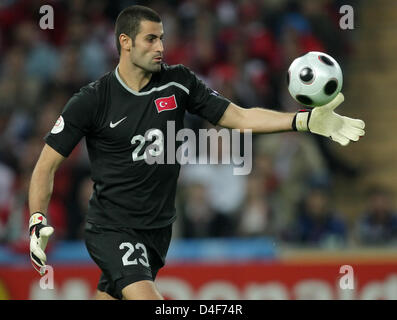 Torhüter Volkan Demirel Türkei Gesten während der EURO 2008 vorläufige runden Gruppe eine Übereinstimmung zwischen der Tschechischen Republik und der Türkei im Stade de Genève in Genf, Schweiz, 15. Juni 2008. Türkei 3: 2 gewonnen und erreichte das Viertelfinale. Foto: Ronald Wittek Dpa +++ Bitte beachten Sie UEFA Einschränkungen besonders im Hinblick auf Dia-Shows und "No Mobile Services" +++ +++ ### #dpa### +++ Stockfoto