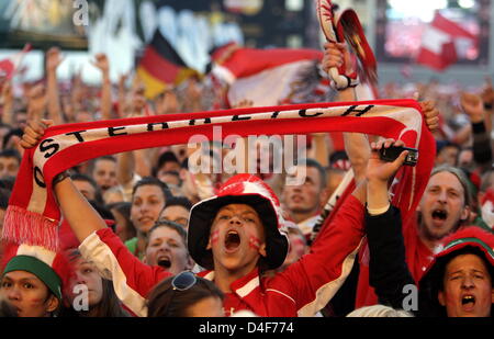 Unterstützer von Österreich jubeln während der UEFA EURO 2008-Gruppe B vorläufige Vorrundenspiel zwischen Österreich und Deutschland in der Fanzone in Wien, Österreich, 16. Juni 2008. Foto: Oliver Berg Dpa +++(c) Dpa - Bildfunk +++ Stockfoto