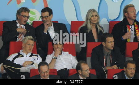 Bastian Schweinsteiger (Vorderreihe L-R), Cheftrainer Joachim Loew und Teammanager Oliver Bierhoff Deutschlands sind auf der Tribüne während der UEFA EURO 2008 Gruppe B vorläufige rund zwischen Österreich und Deutschland im Ernst Happel Stadion in Wien, Österreich, 16. Juni 2008 entsprechen. Hinten von links sind Lufthansa-Chef Wolfgang Mayrhuber, Lufthansa-Pressesprecher Klaus Walther und ehemalige Stockfoto