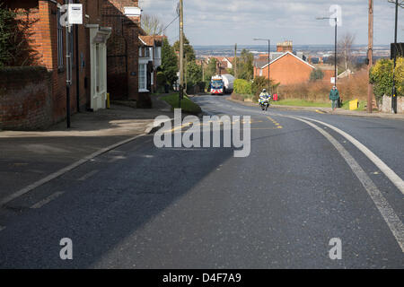 Danbury, Essex. 13. März 2013. Zwei Abschnitte eines Turms verhandeln die S-Bögen in Danbury, Essex. Die Teile werden zu einem neuen Windpark unternommen, die derzeit im Bau auf der Dengie Halbinsel in Bradwell. Bildnachweis: Allsorts Stock Foto / Alamy Live News Stockfoto