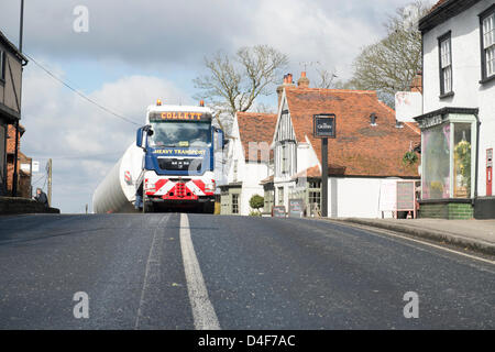 Danbury, Essex. 13. März 2013. Zwei Abschnitte eines Turms verhandeln die S-Bögen in Danbury, Essex. Die Teile werden zu einem neuen Windpark unternommen, die derzeit im Bau auf der Dengie Halbinsel in Bradwell. Bildnachweis: Allsorts Stock Foto / Alamy Live News Stockfoto