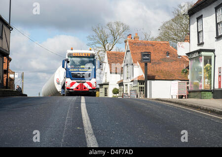 Danbury, Essex. 13. März 2013. Zwei Abschnitte eines Turms verhandeln die S-Bögen in Danbury, Essex. Die Teile werden zu einem neuen Windpark unternommen, die derzeit im Bau auf der Dengie Halbinsel in Bradwell. Bildnachweis: Allsorts Stock Foto / Alamy Live News Stockfoto