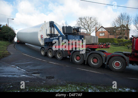 Danbury, Essex. 13. März 2013. Zwei Abschnitte eines Turms verhandeln die S-Bögen in Danbury, Essex. Die Teile werden zu einem neuen Windpark unternommen, die derzeit im Bau auf der Dengie Halbinsel in Bradwell. Bildnachweis: Allsorts Stock Foto / Alamy Live News Stockfoto