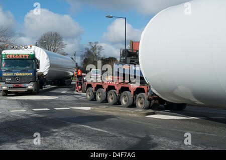 Danbury, Essex. 13. März 2013. Zwei Abschnitte eines Turms verhandeln die S-Bögen in Danbury, Essex. Die Teile werden zu einem neuen Windpark unternommen, die derzeit im Bau auf der Dengie Halbinsel in Bradwell. Aufgrund seiner Länge muss das Fahrzeug hinten steuern, die von einem anderen Fahrer am Ende, die in Kontakt mit der Kabine per Funk betrieben. Bildnachweis: Allsorts Stock Foto / Alamy Live News Stockfoto