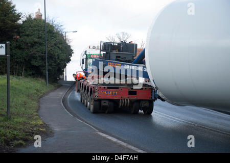 Danbury, Essex. 13. März 2013. Zwei Abschnitte eines Turms verhandeln die S-Bögen in Danbury, Essex. Die Teile werden zu einem neuen Windpark unternommen, die derzeit im Bau auf der Dengie Halbinsel in Bradwell. Bildnachweis: Allsorts Stock Foto / Alamy Live News Stockfoto