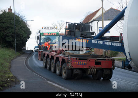 Danbury, Essex. 13. März 2013. Zwei Abschnitte eines Turms verhandeln die S-Bögen in Danbury, Essex. Die Teile werden zu einem neuen Windpark unternommen, die derzeit im Bau auf der Dengie Halbinsel in Bradwell. Bildnachweis: Allsorts Stock Foto / Alamy Live News Stockfoto