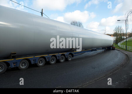 Danbury, Essex. 13. März 2013. Zwei Abschnitte eines Turms verhandeln die S-Bögen in Danbury, Essex. Die Teile werden zu einem neuen Windpark unternommen, die derzeit im Bau auf der Dengie Halbinsel in Bradwell. Bildnachweis: Allsorts Stock Foto / Alamy Live News Stockfoto