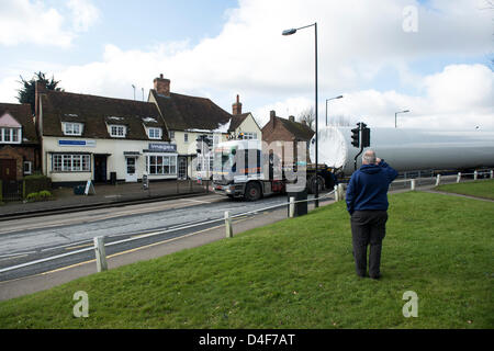 Danbury, Essex. 13. März 2013. Zwei Abschnitte eines Turms verhandeln die S-Bögen in Danbury, Essex. Die Teile werden zu einem neuen Windpark unternommen, die derzeit im Bau auf der Dengie Halbinsel in Bradwell. Bildnachweis: Allsorts Stock Foto / Alamy Live News Stockfoto