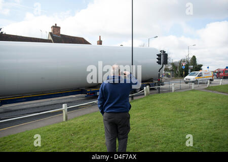 Danbury, Essex. 13. März 2013. Zwei Abschnitte eines Turms verhandeln die S-Bögen in Danbury, Essex. Die Teile werden zu einem neuen Windpark unternommen, die derzeit im Bau auf der Dengie Halbinsel in Bradwell. Bildnachweis: Allsorts Stock Foto / Alamy Live News Stockfoto