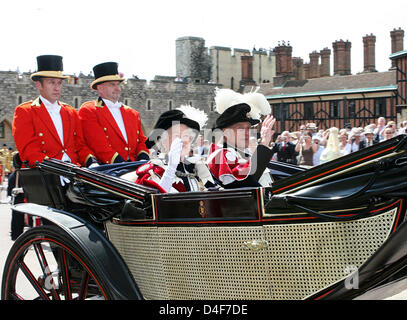 Königin Elizabeth II des Vereinigten Königreichs (C-L) und Prinz Philip, Herzog von Edinburgh, (C-R) kommen für den Auftrag des Hosenbandordens Service an Str. Georges Kapelle auf dem Gelände von Schloss Windsor, London, 16. Juni 2008 statt. Prinz William von Wales wird eine Royal Knight Companion Most Noble Order of the Garter und der 1.000. Ritter des Hosenbandordens, da Edward III bestellt die Stockfoto