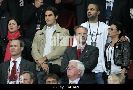 Tennisspieler Roger Federer (2. L) seine Freundin Mirka Vavřinec (L), französischer Basketballspieler Tony Parker und seine wive Schauspielerin Eva Longoria (R) vor der UEFA EURO 2008-Gruppe C vorläufige Vorrundenspiel zwischen Frankreich und Italien im Letzigrund Stadion in Zürich, Schweiz, 17. Juni 2008. Foto: Ronald Wittek Dpa + Bitte beachten Sie die UEFA Einschränkungen besonders im Hinblick auf die sh schieben Stockfoto