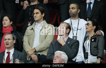 Tennisspieler Roger Federer (2. L) seine Freundin Mirka Vavřinec (L), französischer Basketballspieler Tony Parker und seine wive Schauspielerin Eva Longoria (R) vor der UEFA EURO 2008-Gruppe C vorläufige Vorrundenspiel zwischen Frankreich und Italien im Letzigrund Stadion in Zürich, Schweiz, 17. Juni 2008. Foto: Ronald Wittek Dpa + Bitte beachten Sie die UEFA Einschränkungen besonders im Hinblick auf die sh schieben Stockfoto