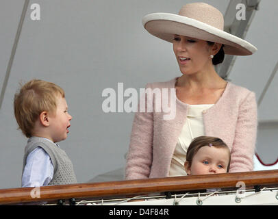 Kronprinzessin Mary von Dänemark ist mit ihren Kindern Prinz Christian (L) und Prinzessin Isabella auf der königlichen Jacht "Dannebrog" in Haderslev, Dänemark, 17. Juni 2008 abgebildet. Die königliche Familie beginnt eine dreitägige Sommer-Kreuzfahrt. Foto: Albert Nieboer (Niederlande) Stockfoto