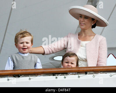 Kronprinzessin Mary von Dänemark ist mit ihren Kindern Prinz Christian (L) und Prinzessin Isabella auf der königlichen Jacht "Dannebrog" in Haderslev, Dänemark, 17. Juni 2008 abgebildet. Die königliche Familie beginnt eine dreitägige Sommer-Kreuzfahrt. Foto: Albert Nieboer (Niederlande) Stockfoto