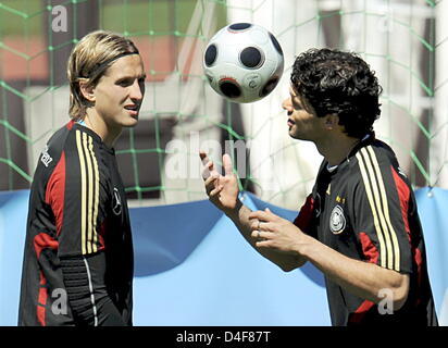 Deutschen Torhüter Rene Adler (l) und Mittelfeldspieler Michael Ballack während einer Trainingseinheit der deutschen Fußball-Nationalmannschaft auf ein Übungsfeld in Tenero in der Nähe von Locarno, Schweiz, 18, Juni 2008. Foto: Peter Kneffel Dpa +++ ### #dpa### +++ Stockfoto