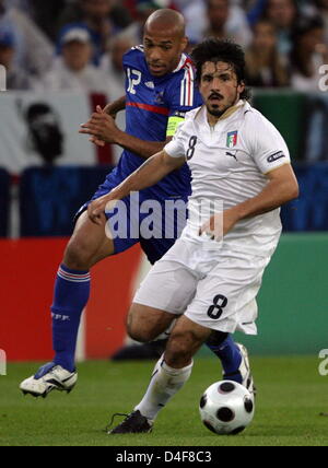 Franzosen Thierry Henry (l) und italienischen Gennaro Gattuso in Aktion am 17. Juni 2008 während der EURO 2008 Gruppe c Spiel Frankreich - Italien in Zürich. Foto: Oliver Berg Dpa + Bitte beachten Sie die UEFA Einschränkungen besonders in Bezug auf Dia-Shows und "No Mobile Services" +++ ### #dpa### +++ Stockfoto