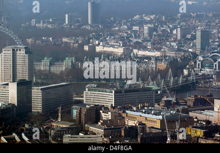 Luftbild zeigt Charing Cross Station, Hungerford Bridge, The Shell Centre und Bestandteil der Southbank Komplex. Stockfoto