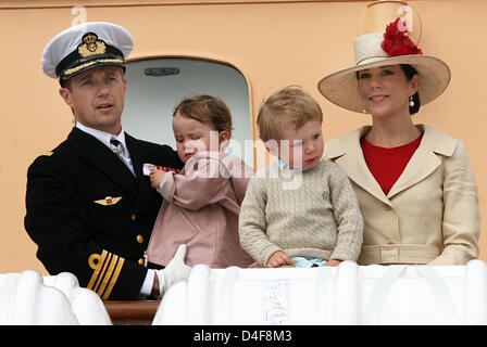 Dänische Kronprinz Frederik, Kronprinzessin Mary, ihr Sohn Prinz Christian (2-R) und Tochter Prinzessin Isabella auf der königlichen Jacht "Dannebrog" Nykoebing abgebildet sind Hafen, Dänemark, 19. Juni 2008. Die königliche Familie ist an einem dreitägigen Sommer Kreuzfahrt durch Souther Dänemark. Foto: Albert Nieboer (Achtung: Niederlande heraus!) Stockfoto