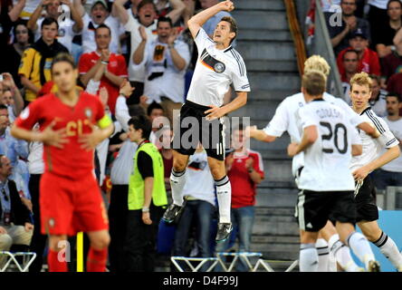 Deutsche Torjäger Miroslav Klose (C) feiert nach seinem Tor das 2: 0 während der UEFA EURO 2008 Quartal Endspiels zwischen Portugal und Deutschland im St. Jakob-Park Stadion in Basel, Schweiz 19. Juni 2008. Foto: Peter Kneffel Dpa + Bitte beachten Sie die UEFA Einschränkungen besonders in Bezug auf Dia-Shows und "No Mobile Services" + +++ ### #dpa### +++ Stockfoto