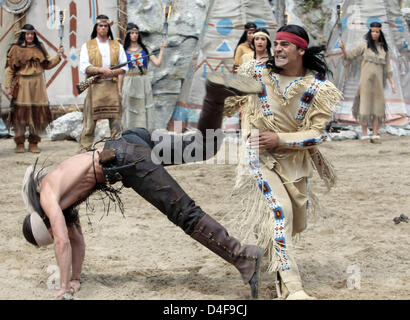 Erol Sander als Winnetou (R) und Nicolaus Koenig als Parranoh Proben eine Szene von "Winnetou und Old Firehand" Karl kann Festival 2008 in Bad Segeberg, Deutschland, 20. Juni 2008. Das Spiel mit mehr als 80 Akteure und 25 Pferde wird vom 28. Juni bis 07 September ausgetragen. Foto: ULRICH PERREY Stockfoto