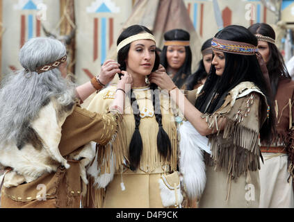 Maike von Bremen als Ribana (C) probt eine Szene von "Winnetou und Old Firehand" Karl kann Festival 2008 in Bad Segeberg, Deutschland, 20. Juni 2008. Das Spiel mit mehr als 80 Akteure und 25 Pferde wird vom 28. Juni bis 07 September ausgetragen. Foto: ULRICH PERREY Stockfoto