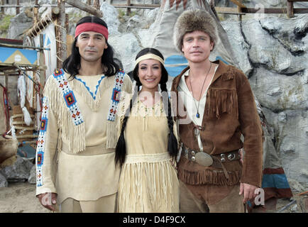 (L-R) Erol Sander als Winnetou, Maike von Bremen als Ribana und Alexander Wussow als Old Firehand Proben eine Szene von "Winnetou und Old Firehand" Karl kann Festival 2008 in Bad Segeberg, Deutschland, 20. Juni 2008. Das Spiel mit mehr als 80 Akteure und 25 Pferde wird vom 28. Juni bis 07 September ausgetragen. Foto: ULRICH PERREY Stockfoto