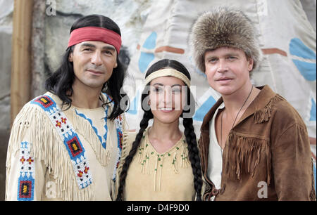 (L-R) Erol Sander als Winnetou, Maike von Bremen als Ribana und Alexander Wussow als Old Firehand Proben eine Szene von "Winnetou und Old Firehand" Karl kann Festival 2008 in Bad Segeberg, Deutschland, 20. Juni 2008. Das Spiel mit mehr als 80 Akteure und 25 Pferde wird vom 28. Juni bis 07 September ausgetragen. Foto: ULRICH PERREY Stockfoto