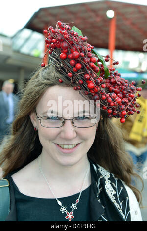 Cheltenham, Vereinigtes Königreich. 13. März 2013.  Bild zeigt: Tag Damenmode an Tag2, Damen Tag Cheltenham Festival 2013. Bildnachweis: Jules Annan / Alamy Live News Stockfoto