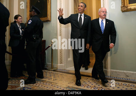 US-Präsident Barack Obama wird von Sergeant At Arms von U.S. Senat Terrance Gainer begleitet, wie er zu einem Treffen mit Mitgliedern des Senats demokratischen Caucus in Mansfield-Raum auf dem US-Kapitol 12. März 2013 in Washington, DC kommt. Mit der Steuerreform wird Ausgabenkürzungen, Reglementierung von Waffenbesitz und Einwanderung auf der Tagesordnung, Obama vier Sitzungen an drei Tagen dieser Woche mit republikanischen und demokratischen Mitglieder des Kongresses auf dem US-Kapitol halten. . Bildnachweis: Chip Somodevilla / Pool über CNP Stockfoto