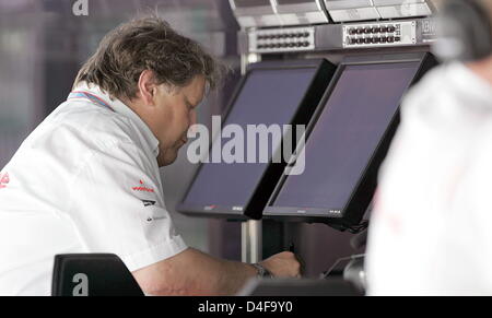 Deutsch-Norbert Haug, Mercedes-Motorsport-Direktor, sitzen in den Befehl Stand während der dritten Praxis-Tagung an der Rennstrecke Magny Cours in der Nähe von Nevers in Frankreich, am Samstag, 21. Juni 2008. Der französische Grand Prix findet am 22. Juni 2008 statt. Foto:A3416 Carmen Jaspersen Dpa +++ ### #dpa### +++ Stockfoto