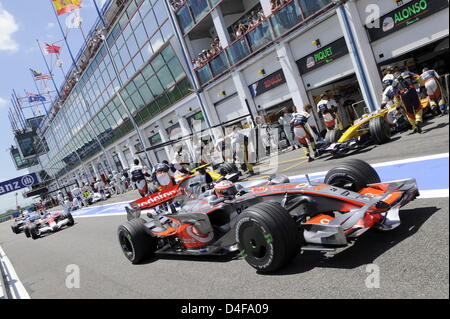 Finnische Formel-1-Pilot Heikki Kovalainen McLaren Mercedes auf dem Boxenstopp während des Qualifyings beim Magny Cours-Rennen verfolgen auf Samstag, 21. Juni 2008 in der Nähe von Nevers in Frankreich. Finnische Ferrari Fahrer Kimi Räikkönen fuhr die Bestzeit vor seinem brasilianischen Teamkollegen Felipe Massa und britische McLaren Mercedes Fahrer Lewis Hamilton. Foto: BERTRAND GUAY +++ ### #dpa### Stockfoto