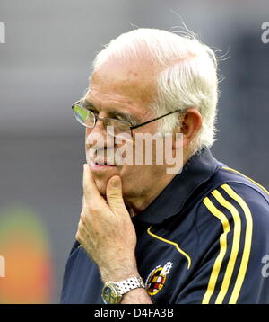 Spanische Fußball-Trainer Luis Aragonés wird während einer Trainingseinheit im Ernst Happel Stadium in Wien, Österreich, 21. Juni 2008 gesehen. Foto: Achim Scheidemann Dpa + Bitte beachten Sie die UEFA Einschränkungen besonders im Hinblick auf Dia-Shows und "No Mobile Services" + +++(c) Dpa - Bildfunk +++ Stockfoto