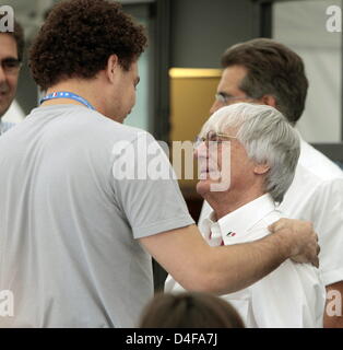 Brasilianischen Fußball star Ronaldo (L) spricht mit Formel 1-Boss Bernie Ecclestone aus Großbritannien in einem Zelt der FIA vor dem Start der Formel einer französischen Grand Prix in Magny-Cours-Rennen verfolgen auf Sonntag, 22. Juni 2008 in der Nähe von Nevers in Frankreich. Foto: Carmen Jaspersen Dpa +++ ### #dpa### +++ Stockfoto