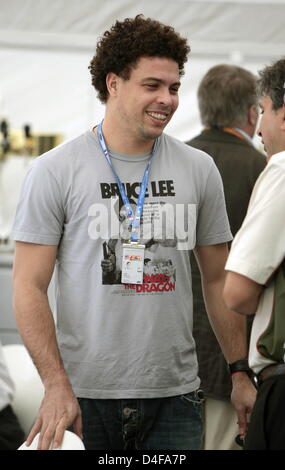 Brasilianische Fußballstar Ronaldo im Gespräch mit einer unbekannten Person in einem Zelt der FIA vor Beginn der das Formular eines französischen Grand Prix in Magny Cours-Rennen auf Sonntag, 22. Juni 2008 in der Nähe von Nevers in Frankreich verfolgen. Foto: Carmen Jaspersen Dpa +++ ### #dpa### +++ Stockfoto