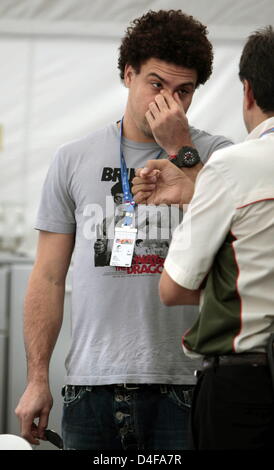 Brasilianische Fußballstar Ronaldo im Gespräch mit einer unbekannten Person in einem Zelt der FIA vor Beginn der das Formular eines französischen Grand Prix in Magny Cours-Rennen auf Sonntag, 22. Juni 2008 in der Nähe von Nevers in Frankreich verfolgen. Foto: Carmen Jaspersen Dpa +++ ### #dpa### +++ Stockfoto