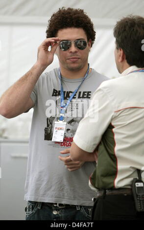 Brasilianische Fußballstar Ronaldo im Gespräch mit einer unbekannten Person in einem Zelt der FIA vor Beginn der das Formular eines französischen Grand Prix in Magny Cours-Rennen auf Sonntag, 22. Juni 2008 in der Nähe von Nevers in Frankreich verfolgen. Foto: Carmen Jaspersen Dpa +++ ### #dpa### +++ Stockfoto