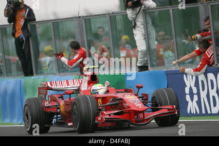 Brasilianischer Formel1-Fahrer Felipe Massa Ferrari feiert, nachdem er das Rennen der Formel 1 Grand Prix in Magny-Cours-Rennen gewann in der Nähe von Nevers in Frankreich, auf Sonntag, 22. Juni 2008 verfolgen. Foto: Carmen Jaspersen Dpa +++ ### #dpa### +++ Stockfoto