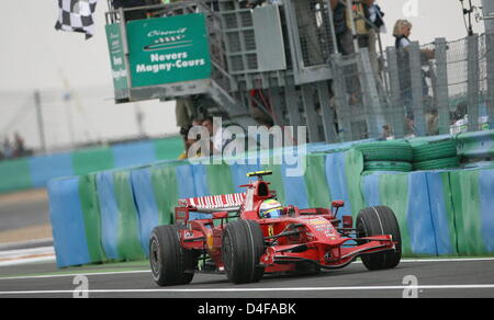 Brasilianischer Formel1-Fahrer Felipe Massa Ferrari feiert, nachdem er das Rennen der Formel 1 Grand Prix in Magny-Cours-Rennen gewann in der Nähe von Nevers in Frankreich, auf Sonntag, 22. Juni 2008 verfolgen. Foto: Carmen Jaspersen Dpa +++ ### #dpa### +++ Stockfoto