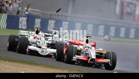 Britische Formel1-Fahrer Jenson Button von Honda (L) berührt das Auto des italienischen Formel1-Fahrer von Gianluca Fisichella (R) Force India nach Beginn der das Formular eines französischen Grand Prix in Magny Cours-Rennen auf Sonntag, 22. Juni 2008 in der Nähe von Nevers in Frankreich verfolgen. Foto: Carmen Jaspersen Dpa +++ ### #dpa### +++ Stockfoto