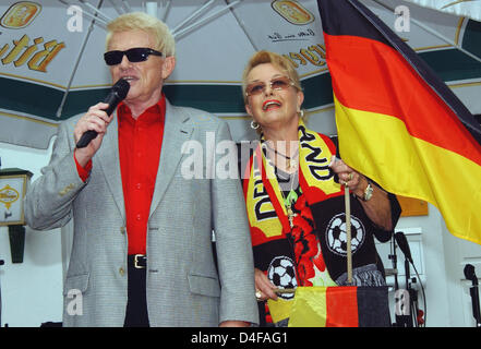 Deutsche Volkssänger Heino (L) und seine Frau Hannelore durchführen während der 12. Jahrestag der "Heinos Fassadenfront-Cafe' (lit.: Heino Stadthaus Café) in Bad Muenstereifel, Deutschland, 22. Juni 2008. Foto: Horst Ossinger Stockfoto