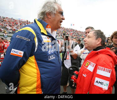 Italienische Flavio Briatore (L); Teamchef Renault Gespräche mit ehemaligen Teamchef von Ferrari Jean Todt im Raster vor dem Start der Formel Eins Grand Prix auf der Rennstrecke Magny Cours in der Nähe von Nevers in Frankreich, am Sonntag, 22. Juni 2008. Oto: Carmen Jaspersen Dpa +++ ### #dpa### +++ Stockfoto