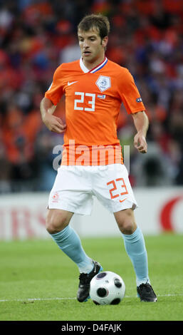 Rafael van der Vaart der Niederlande in Aktion in der Gruppe C der UEFA EURO 2008 vorläufige Vorrundenspiel zwischen Deutschland und Frankreich im Stade de Suisse in Bern, Schweiz, 13. Juni 2008. Die Niederlande gewannen 4: 1. Foto: Ronald Wittek Dpa + Bitte beachten Sie die UEFA Einschränkungen besonders in Bezug auf Dia-Shows und "No Mobile Services" + +++ ### #dpa### +++ Stockfoto