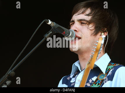 Lead-Sänger der US-Rock-Band, die "Panic at the Disco" Brendon Urie auf dem Southside Festival 2008 in Neuhausen Ob Eck, Deutschland, 22. Juni 2008 ausführt. 45.000 Besucher kamen zu das dreitägigen Musikfestival. Stilrichtungen der Musik reicht von Reggae, Hip-hop und Punk. Foto: Marc Müller Stockfoto