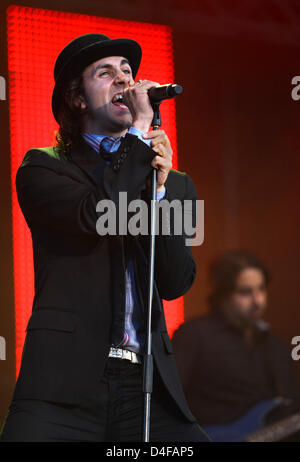 Lead-Sänger der britischen Band "Maximo Park" Paul Smith auf dem Southside Festival 2008 in Neuhausen Ob Eck, Deutschland, 22. Juni 2008 führt. 45.000 Besucher kamen zu das dreitägigen Musikfestival. Stilrichtungen der Musik reicht von Reggae, Hip-hop und Punk. Foto: Marc Müller Stockfoto