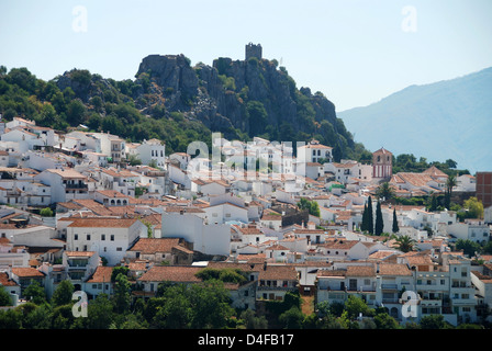 Die Burg El Agila über das Dorf Gaucín in Andalusien, Spanien Stockfoto